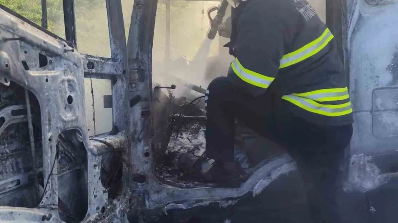 Kırıkhan-Reyhanlı karayolu Kaltepe mevkiinde kamyon motorunda yangın; can kaybı yok