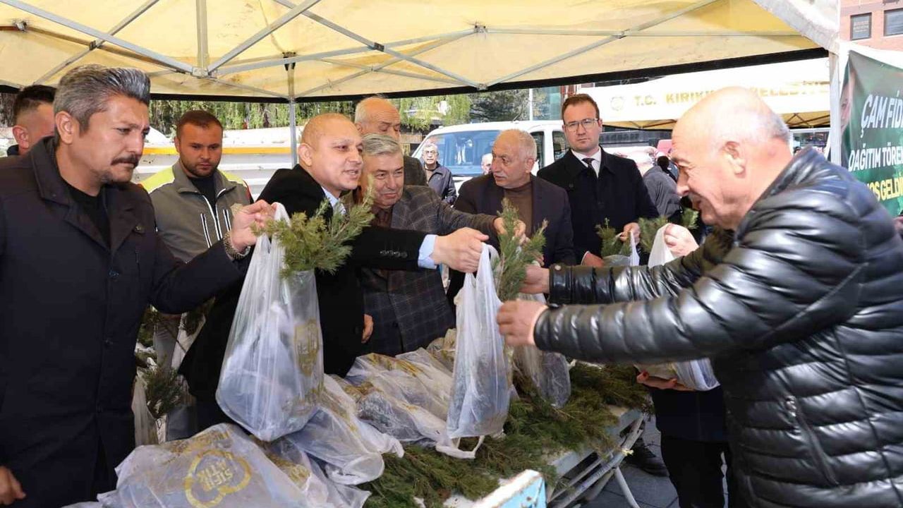 Kırıkkale'de 20 bin ücretsiz çam fidanı vatandaşlara hızla dağıtıldı