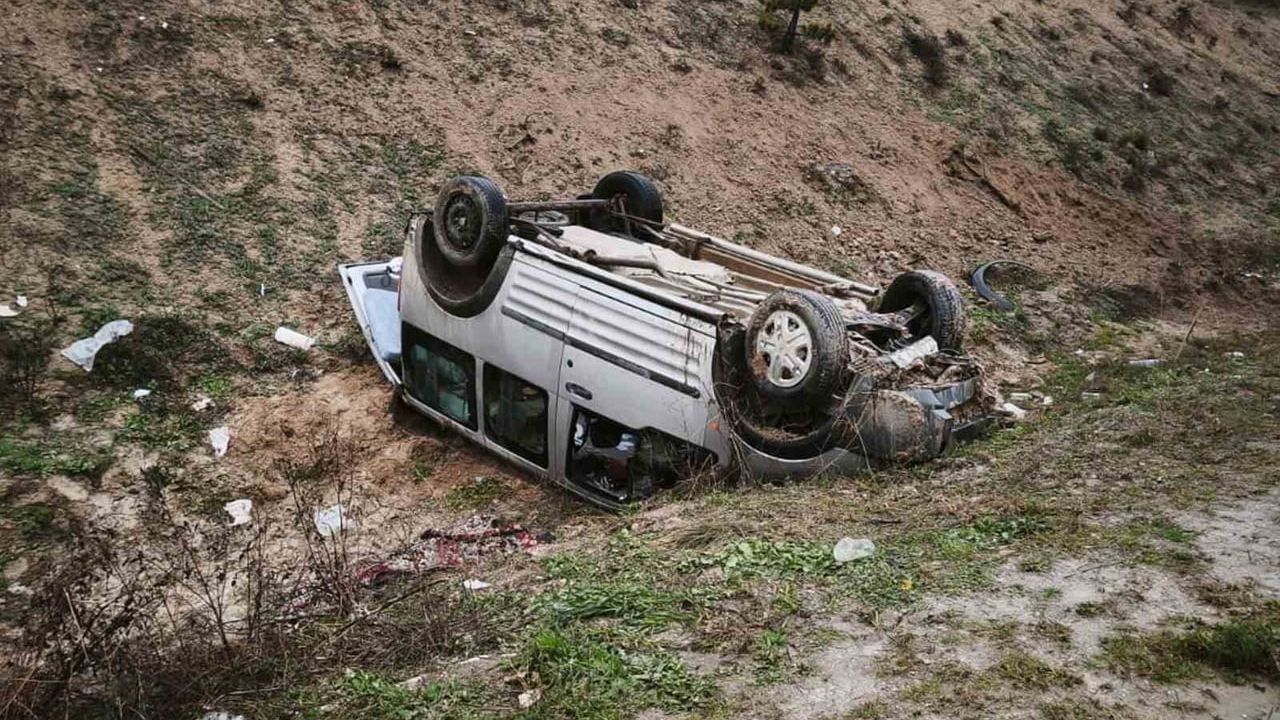 Kırıkkale'de hafif ticari araç takla attı: Aynı aileden 4 kişi yaralandı