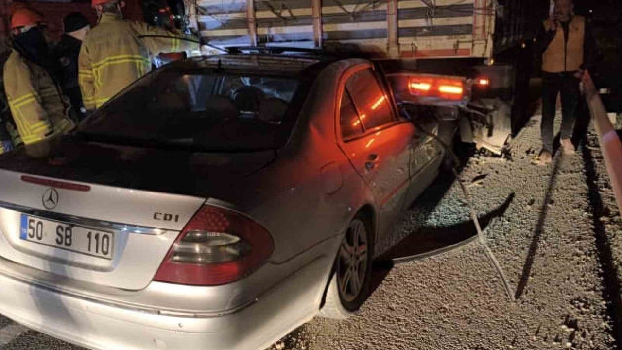 Kırıkkale'de park halindeki tıra çarpan otomobilin sürücüsü köy muhtarı ağır yaralandı
