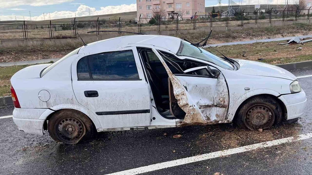 Kırıkkale'de yağmur nedeniyle kayganlaşan yolda takla atan otomobil: 2 yaralı