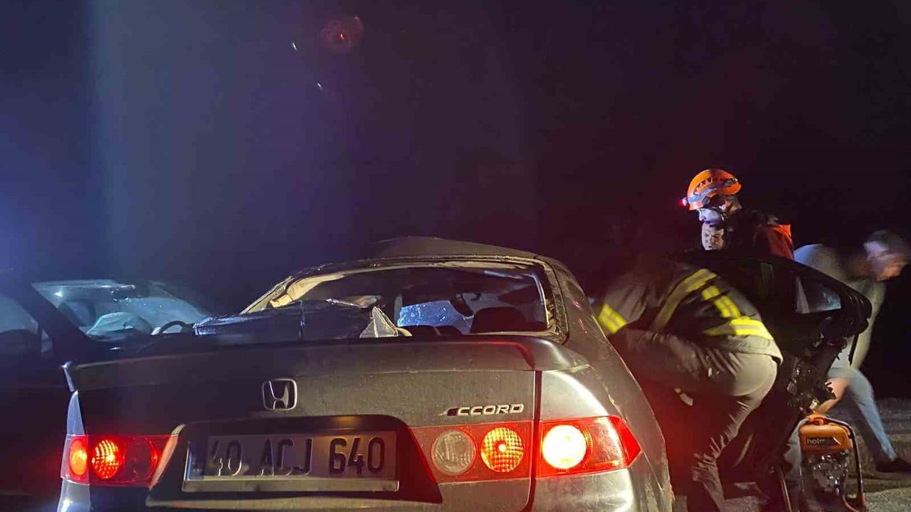 Kırşehir'de Çiçekdağı Yolu'nda İki Otomobilin Kafa Kafaya Çarpışması: 6 Yaralı