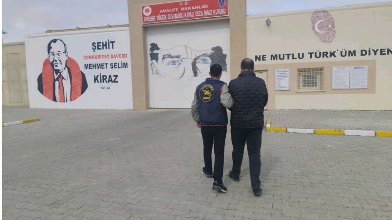 Kırşehir'de FETÖ suçundan aranan kişi yakalandı, cezaevine teslim edildi