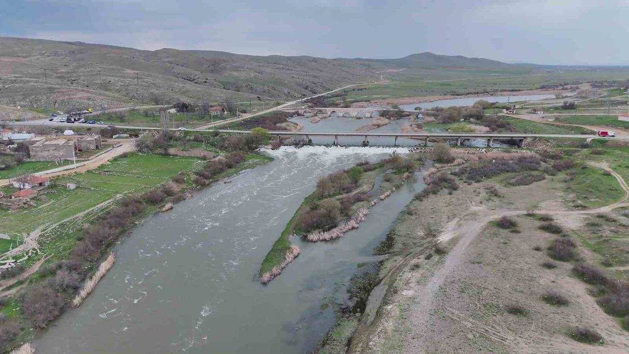 Kırşehir'de kayıp kişi için termal kameralı dronlarla arama sürüyor