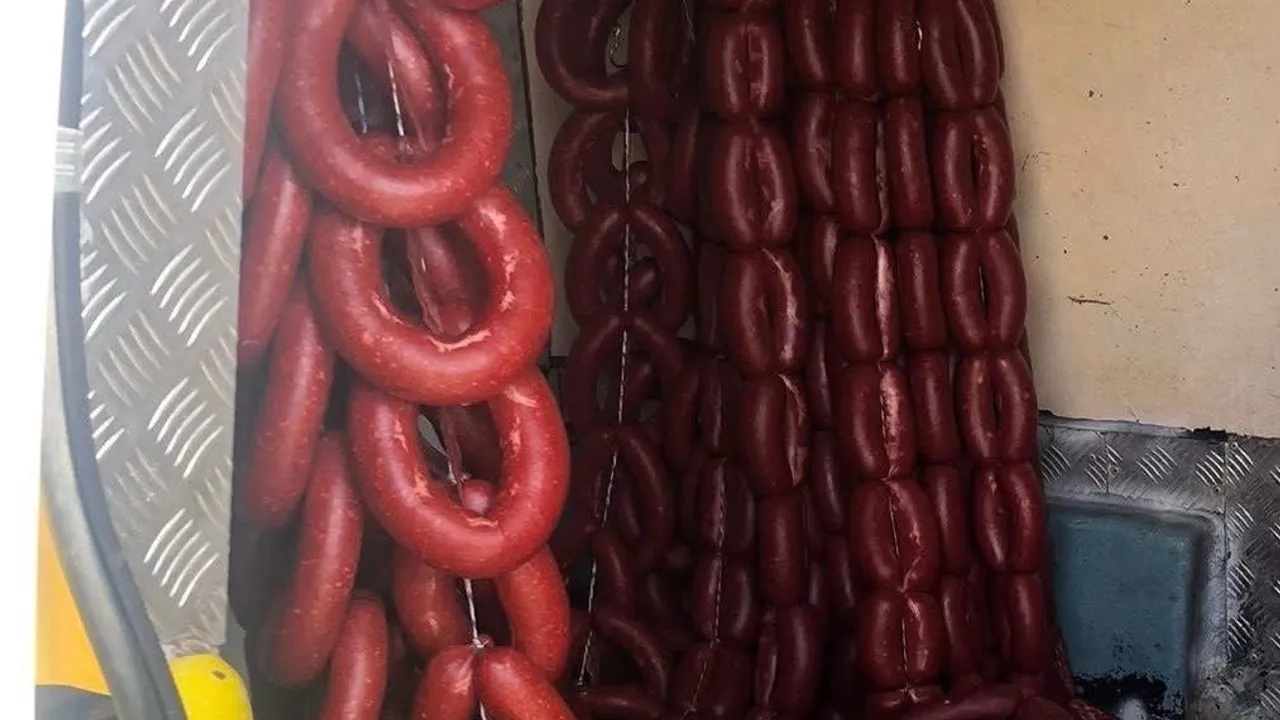 Kırşehir’de yol uygulamasında 96 kilo kaçak sucuk ele geçirildi