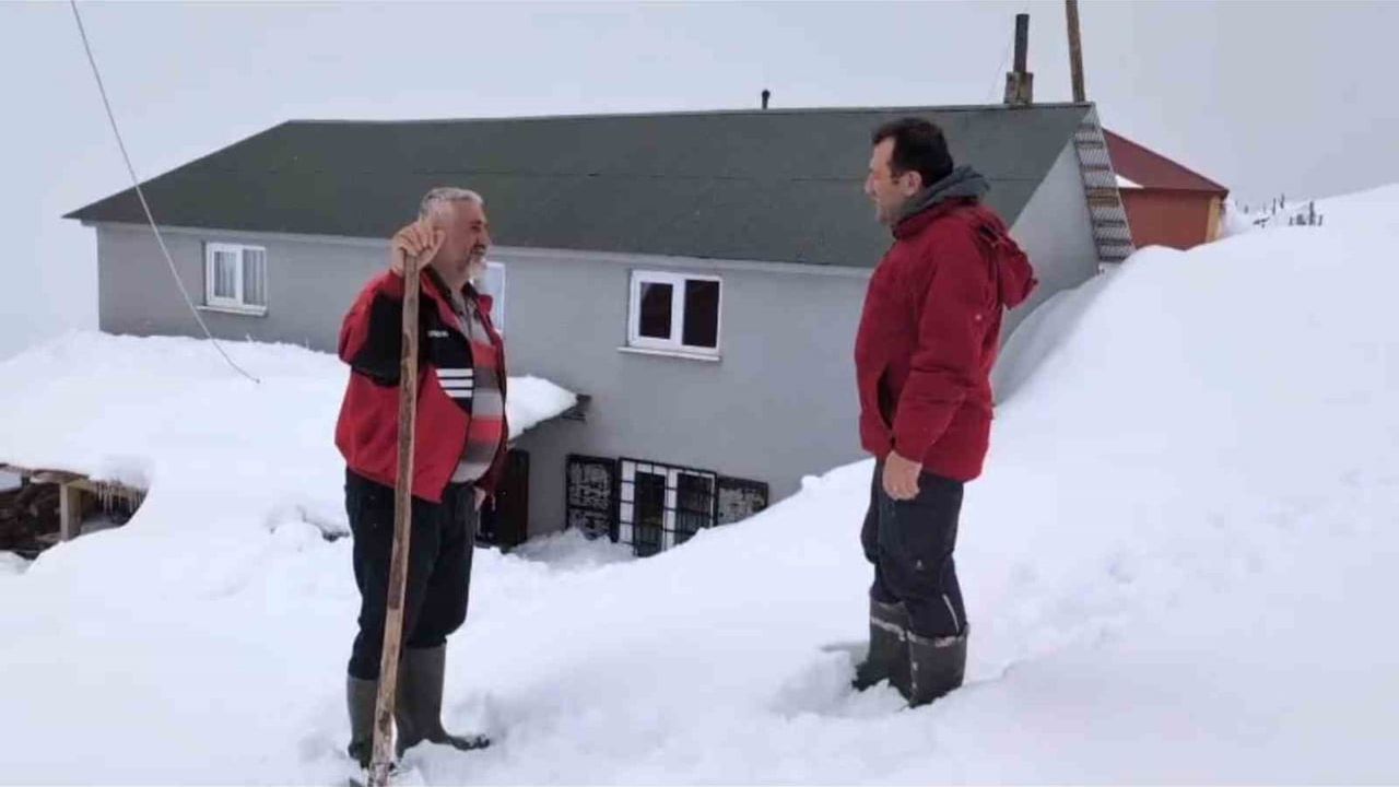 Kızılüzüm Yaylası'nda ayı nöbeti: Mart ayındaki saldırının ardından evini koruyor