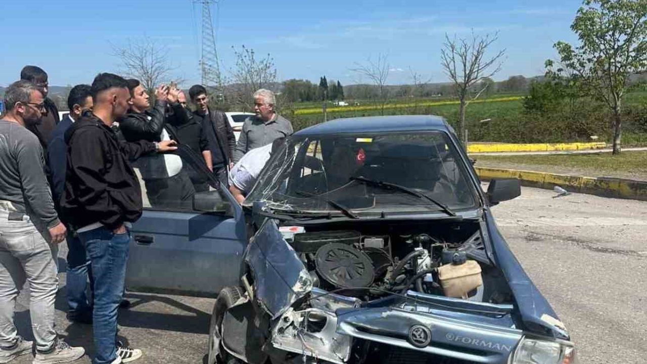 Kocaeli Akmeşe sapağında otomobil ile otobüs çarpıştı: 1 kişi yaralandı