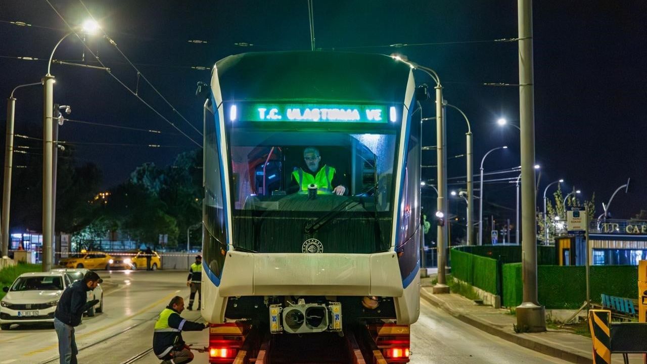 Kocaeli'de 5 yeni tramvayın sonuncusu raylara indirildi