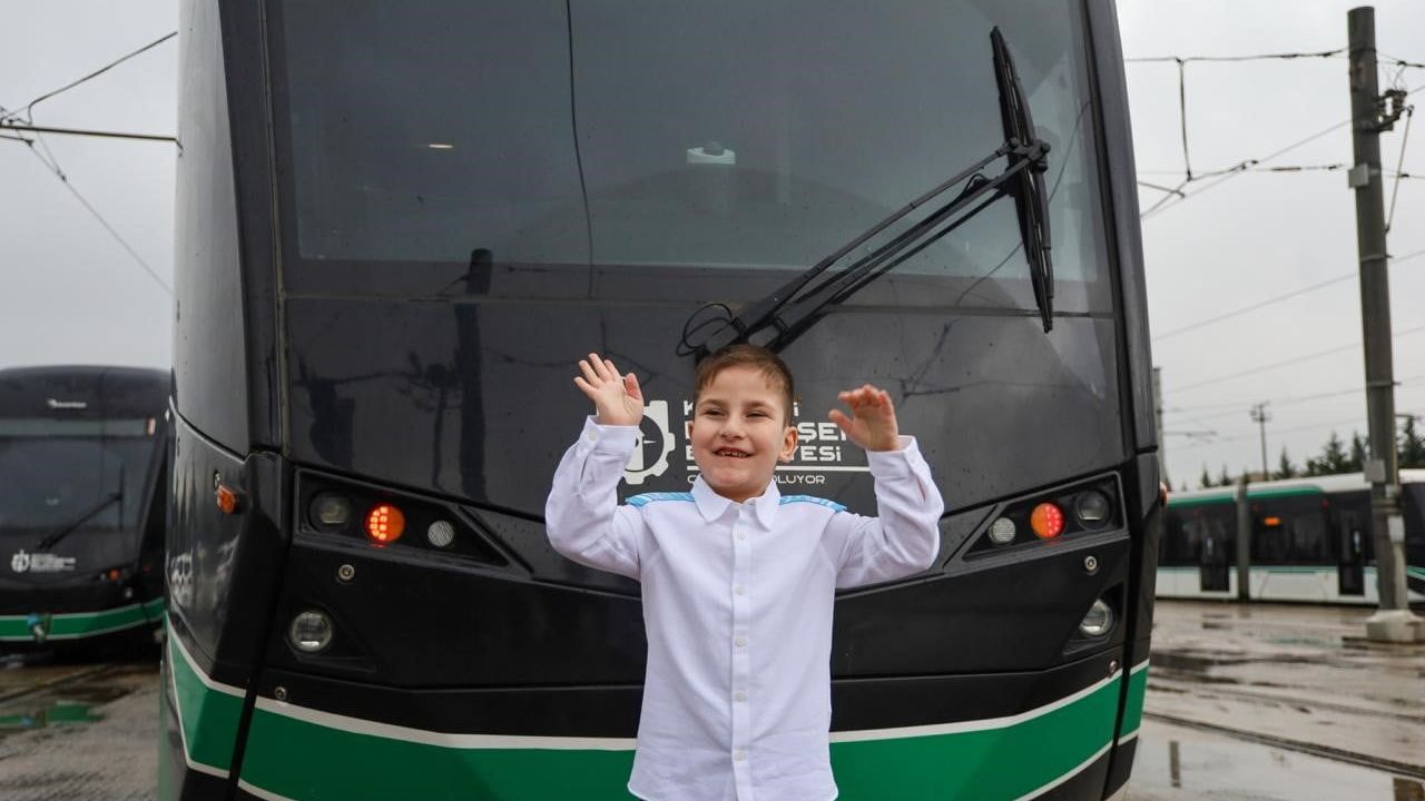 Kocaeli'de 6 yaşındaki Muhammet Enes'in tramvay hayali gerçekleştirildi