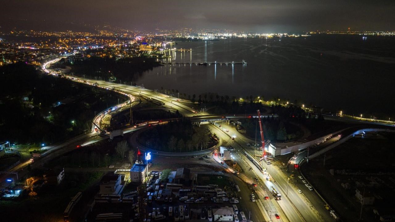 Kocaeli'de Başiskele Kavşağı Koridor Projesi'nde gece kiriş montajı tamamlandı