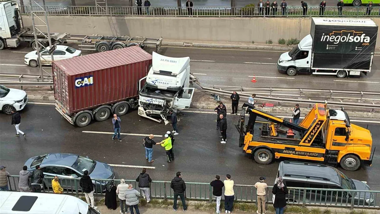 Kocaeli'de D-100'de tır bariyerleri aşarak karşı şeride geçti; iki otomobil karıştı