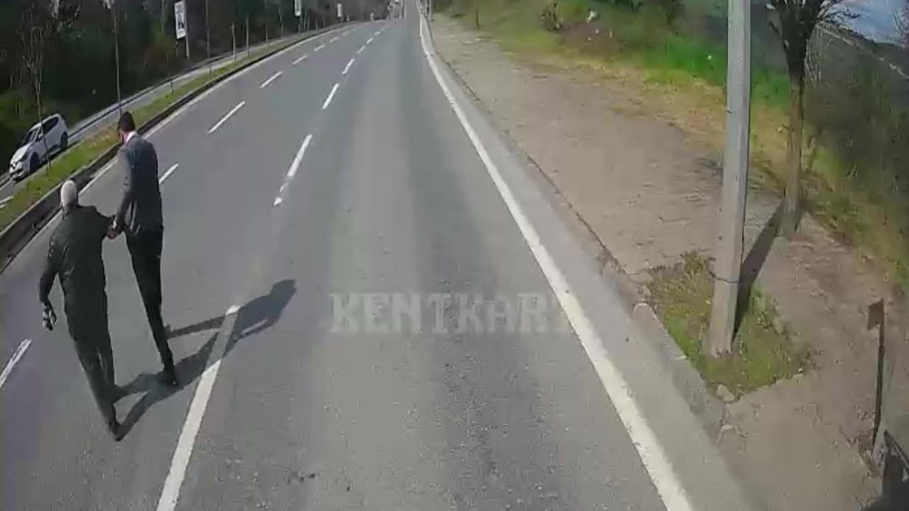 Kocaeli'de otobüs şoförü yaşlı vatandaşı güvenle yolun karşısına geçirdi