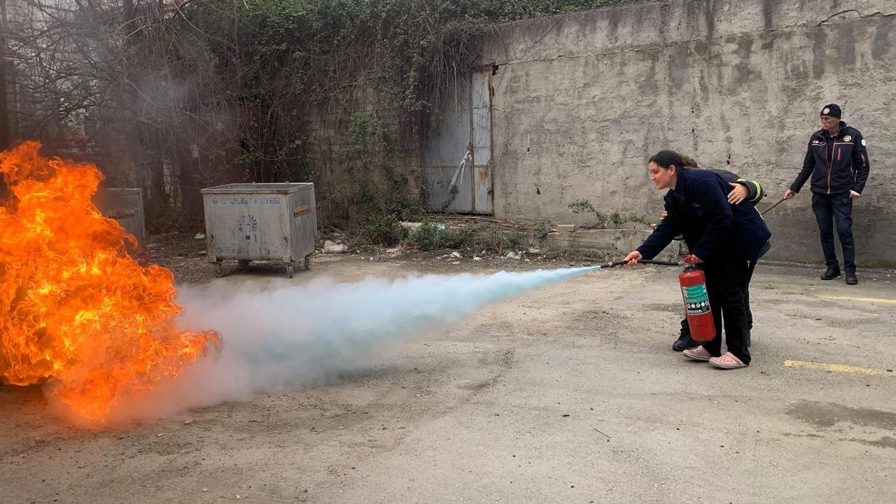 Kocaeli'de sağlık çalışanlarına teorik ve uygulamalı yangın eğitimi verildi