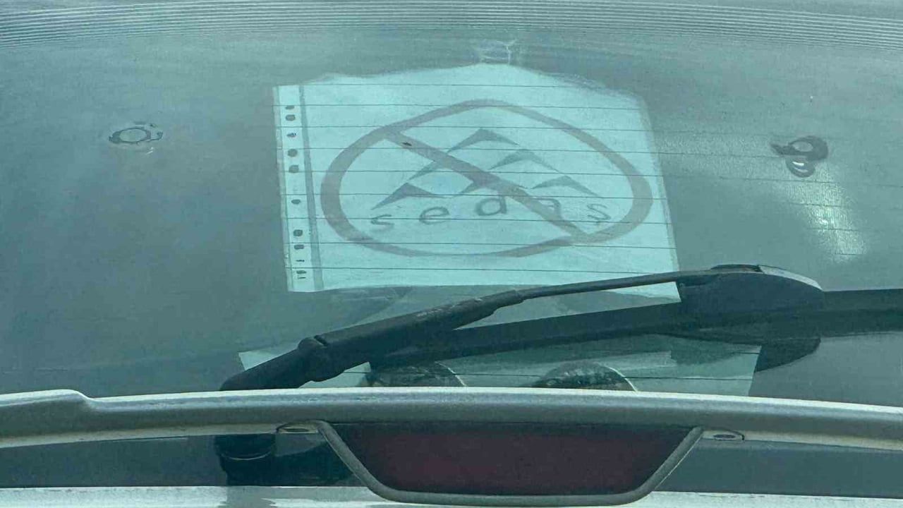 Kocaeli'de Uzun Süren Elektrik Kesintileri Mağduriyeti Derinleştiriyor; Sürücü Trafikte SEDAŞ'ı Afişle Protesto Etti