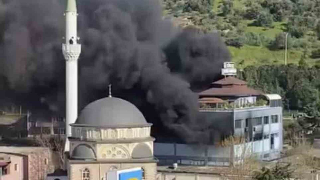 Kocaeli Körfez'de plastik ve promosyon fabrikasında yangın kontrollü şekilde söndürüldü