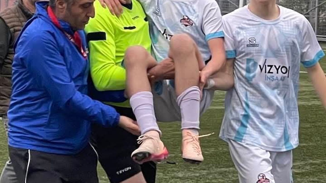 Kocaeli U15 Ligi'nde hakem, sakatlanan oyuncuyu kucağında taşıdı