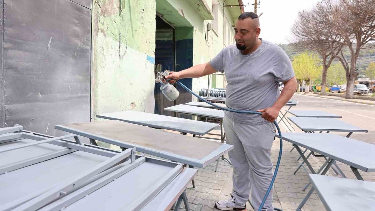 Koçarlı’da Demir Masalar Yeni Düğün Sezonuna Boyanarak Hazırlanıyor