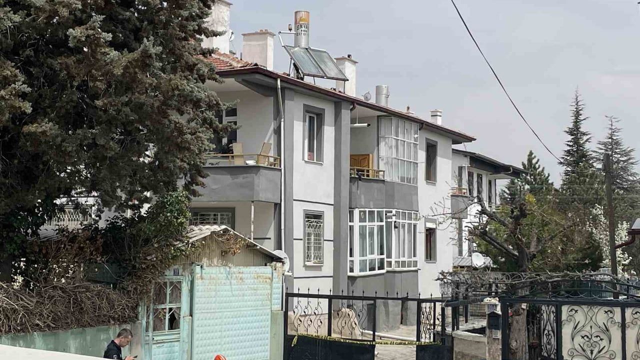 Konya'da 3.2 büyüklüğündeki depremle zemin çatlakları büyüyen iki bina tahliye edildi