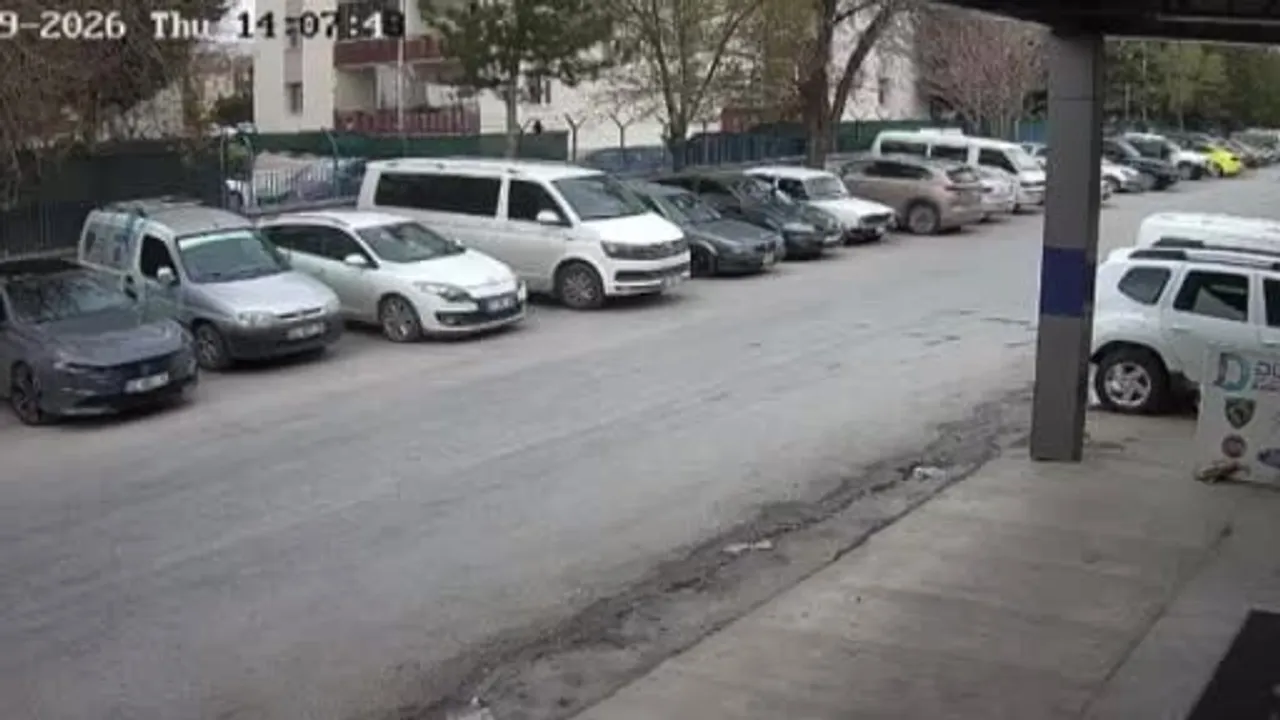 Konya'da drift yapan sürücünün kaza anı güvenlik kamerasına yansıdı