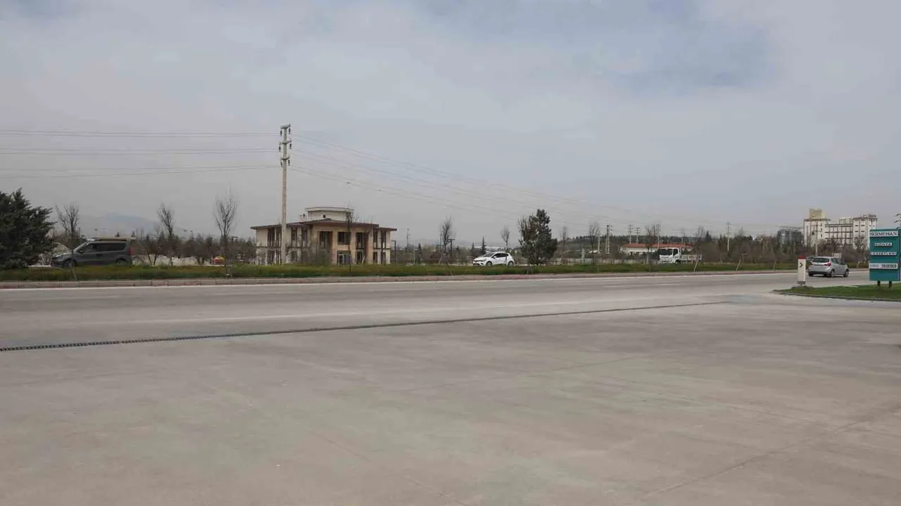 Konya'da el freni çekilmeyen minibüs geri hareket edip otomobile çarptı, vatandaşlar aracı durdurdu