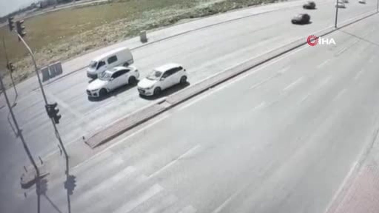Konya'da kırmızı ışıkta bekleyen araca 229 km/s hızla çarpan sürücüye 21 yıl hapis