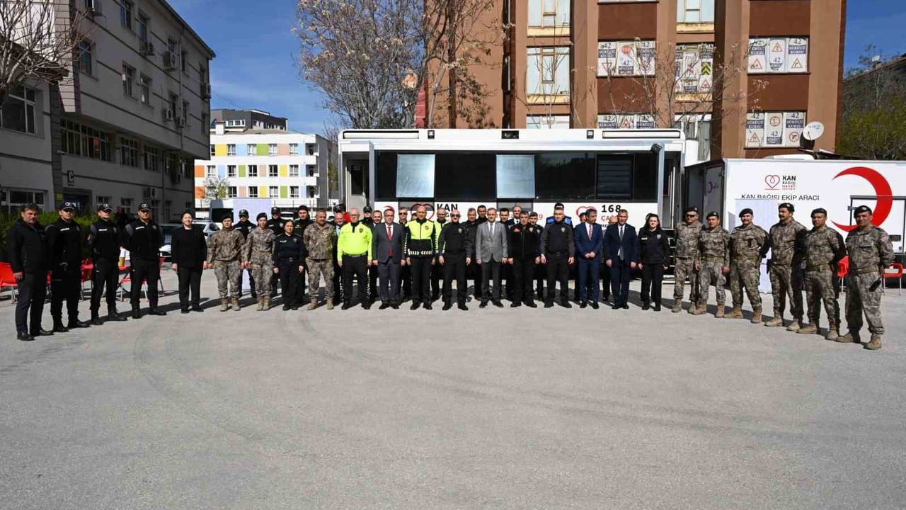 Konya Emniyeti, Polis Haftası'nda 'Bir kan, üç can' kampanyasıyla kan bağışı düzenledi