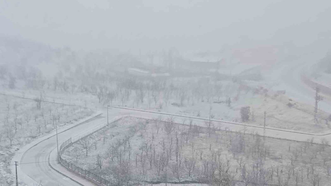 Konya Hadim'de Kar Yağışı Yerleşim Yerlerini Beyaza Bürüdü