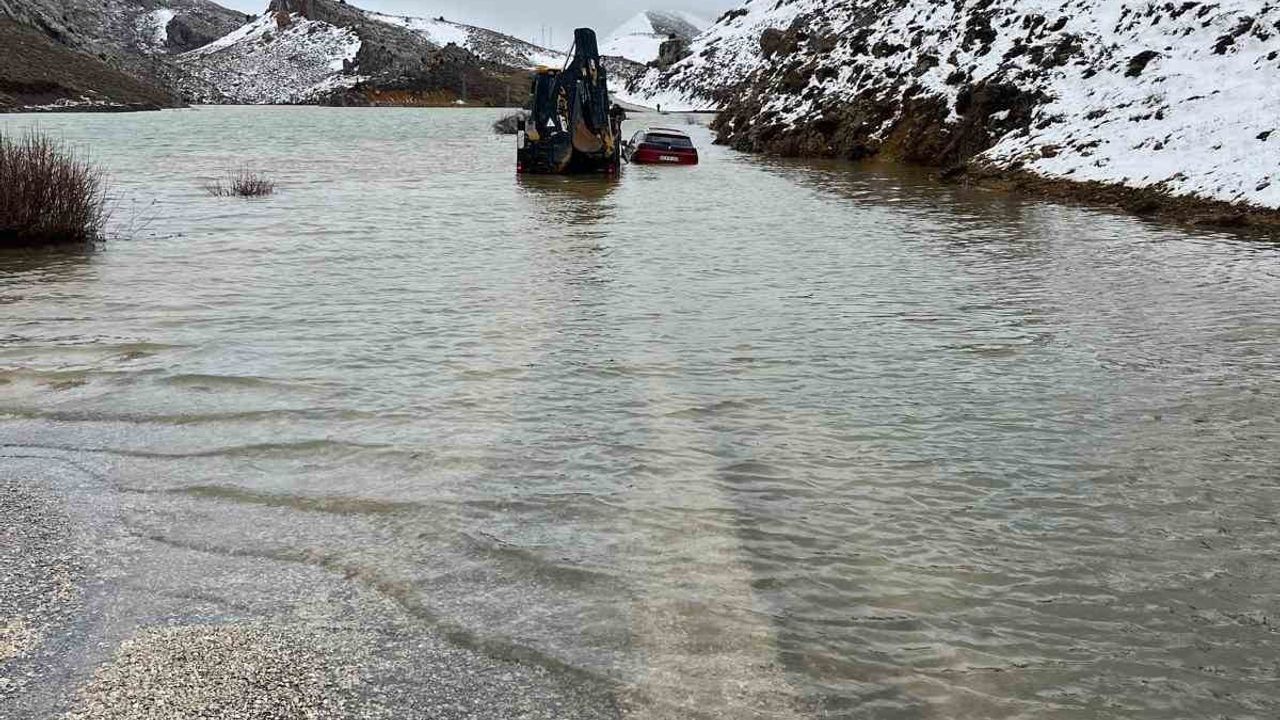 Konya Hadim'de yayla yolunu su bastı: SUV'ta mahsur kalan 4 kişilik aile kurtarıldı