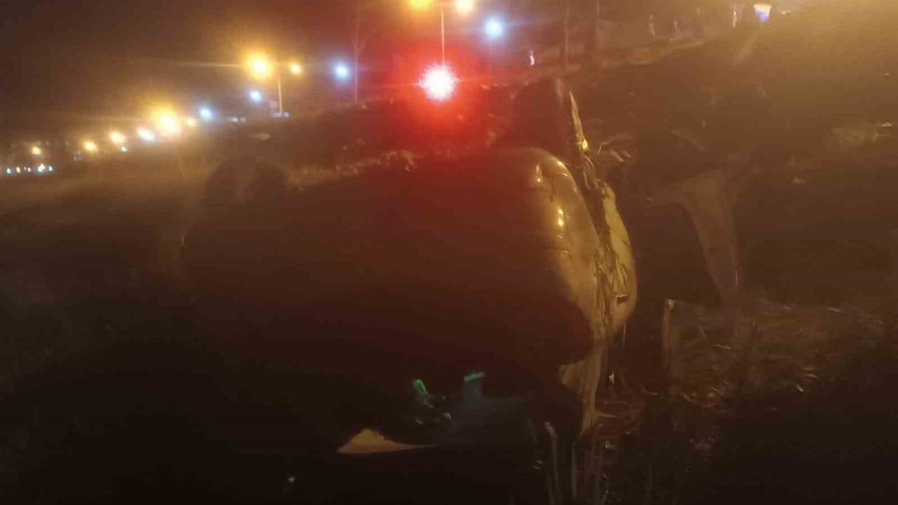 Konya-Isparta D330-09'da otomobil kontrolden çıkarak göl kenarına uçtu: Sürücü yaralandı