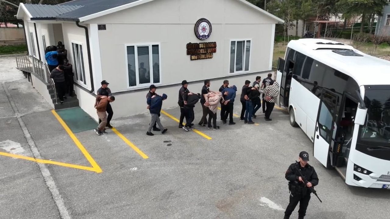 Konya merkezli şebeke: Doktoru 11 milyon 67 bin 500 TL dolandırdıkları ve hesaplarda 28 milyar 685 milyon 346 bin 316 TL işlem hacmi tespit edildi