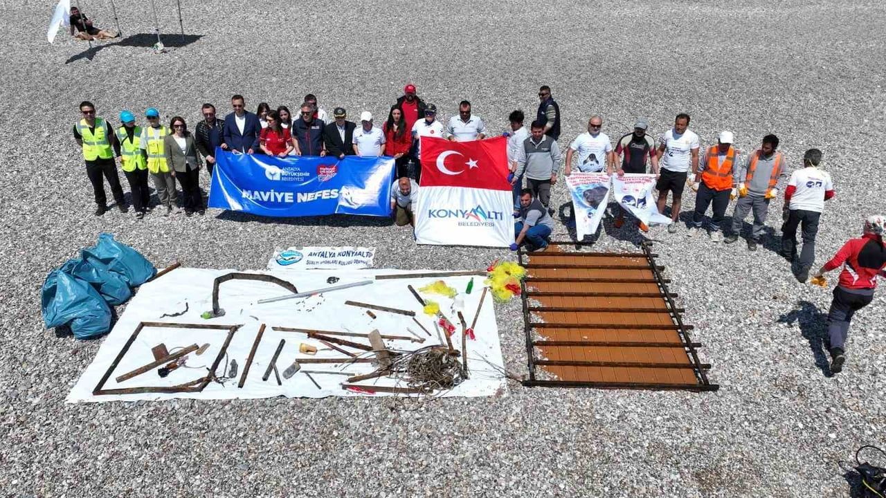 Konyaaltı Sahili’nde 'Mavi Akdeniz' Kıyı ve Deniz Dibi Temizliği Yapıldı