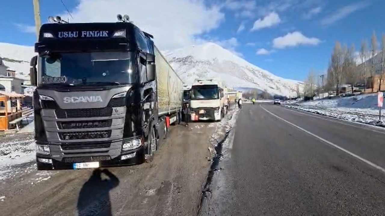 Kop Dağı'nda buzlanma: Ağır tonajlı araçların geçişi durduruldu