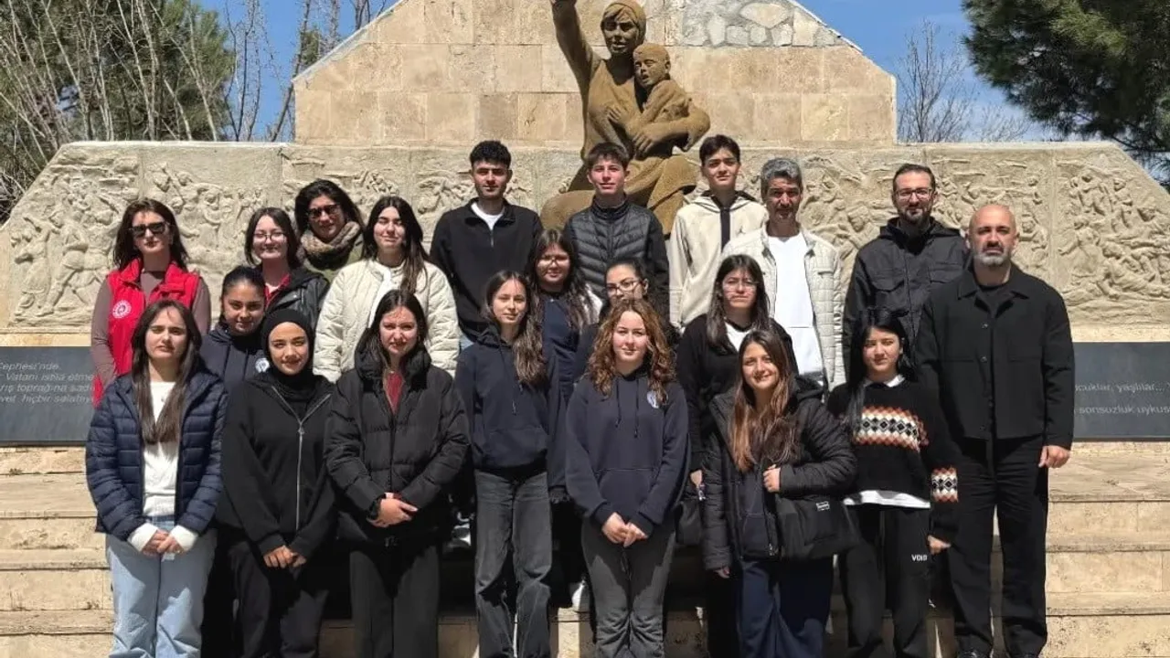 Köşk Ayla Vural Anadolu Lisesi Öğrencilerinden Karatepe Şehitliği'ne Vefa Ziyareti