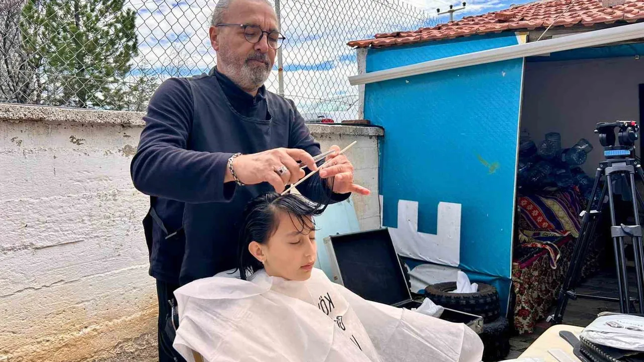 Köy Köy Gezen Kuaför İsmail Kızıl, Kız Çocuklarına Ücretsiz Saç Kesimiyle Özgüven Aşılıyor