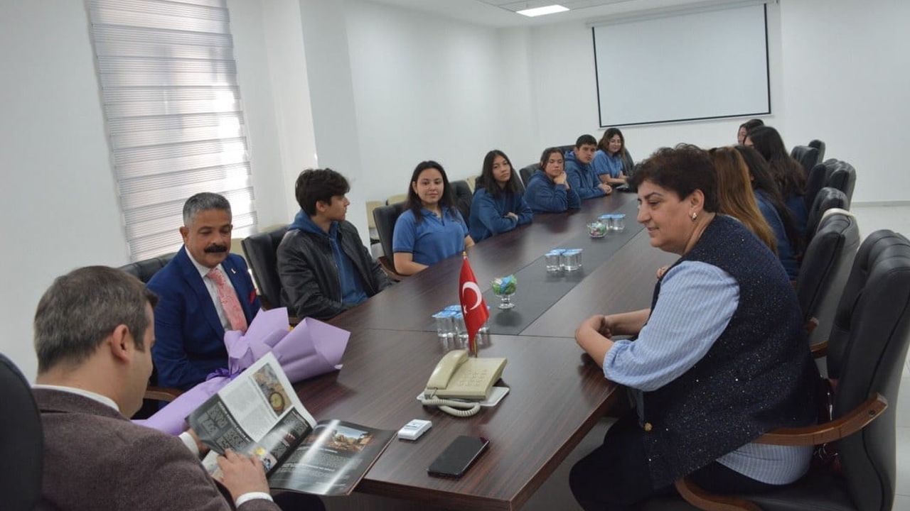 Köyceğiz'de Öğrencilerin Bilim Dergisi 'Mavi Mürekkep' İlk Sayısını Yayımladı