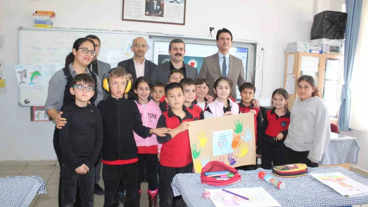 Köyceğiz Kaymakamı Mert Kumcu, Şehit Burak Erdi Uysal Ortaokulu ve Yangı İlkokulunu Ziyaret Etti