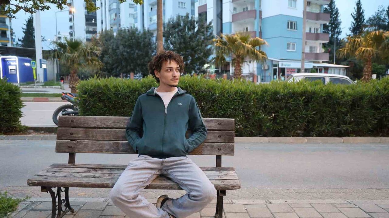 Kozan'da 'bankı götürme' videosunun genç kahramanı ile Başkan Mustafa Atlı aynı bankta fotoğraf çekildi