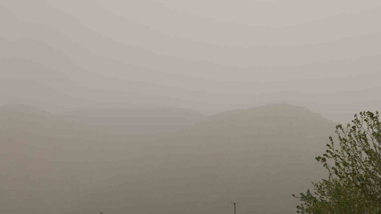 Kozan'da çöl tozu sağanakla birleşince çamur yağdı; öğrenciler ve araçlar etkilendi