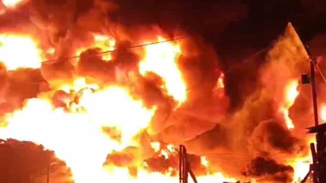 Kozan'da gece yangını: Gaziköy'de boş arazideki sulama boruları yandı