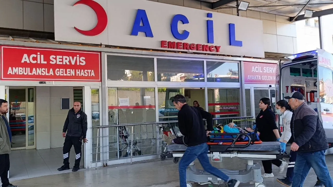 Kozan'da minibüs devrildi: Tarım işçilerini taşıyan araçta 15 kişi yaralandı