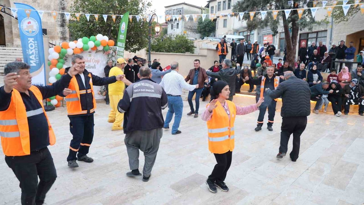 Kozan'da Portakal Çiçeği Festivali'nde temizlik ekipleri hem çalıştı hem eğlendi