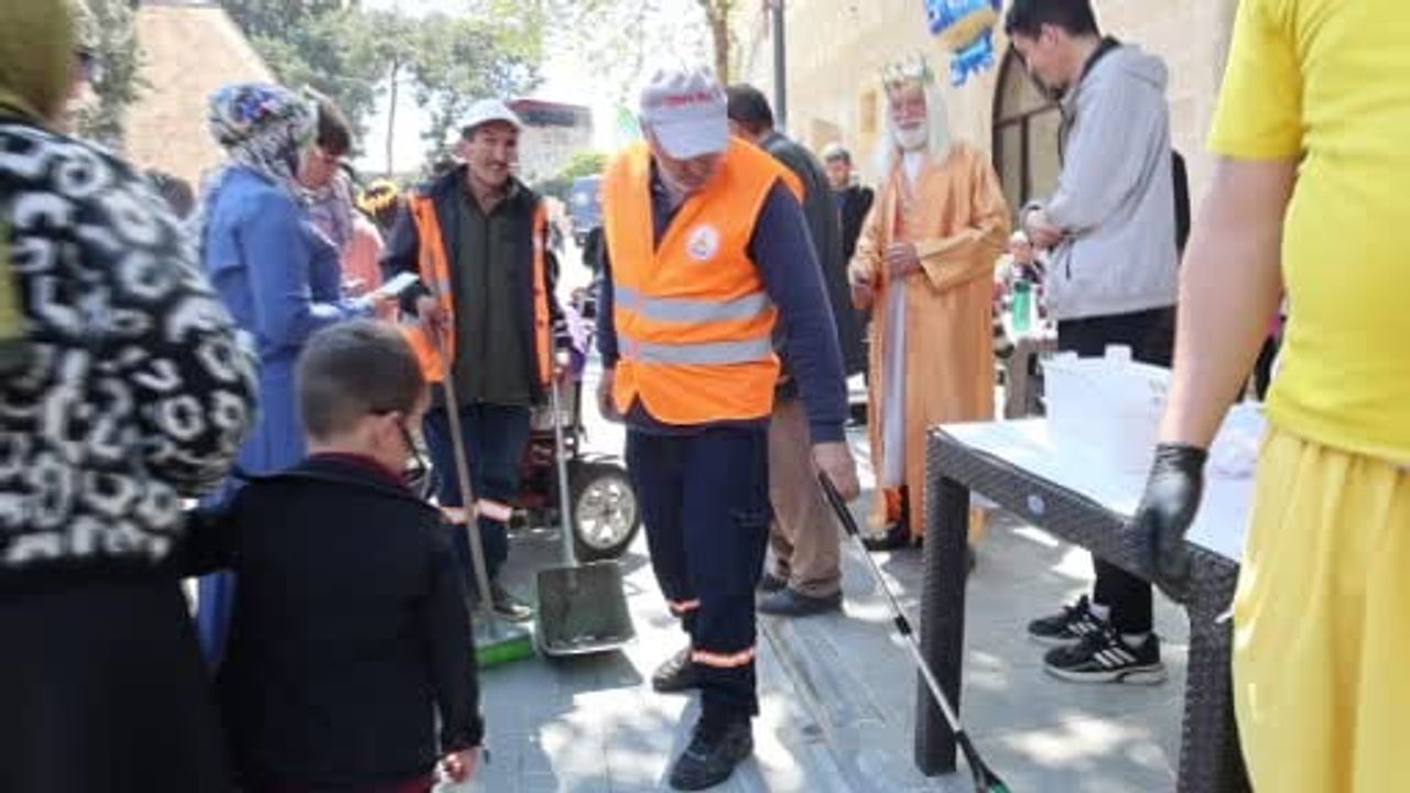 Kozan'da Portakal Çiçeği Festivali'nde temizlik ekiplerinin iş ve eğlence anları