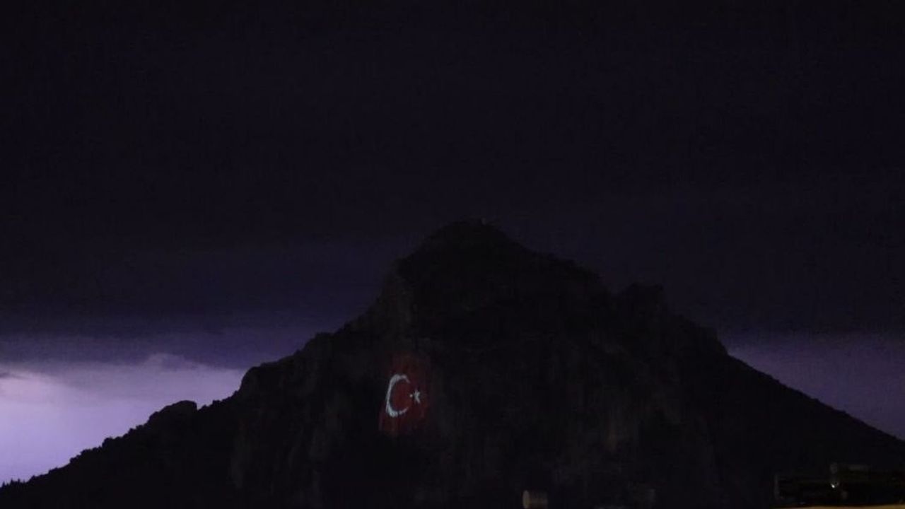 Kozan Kalesi'nde şimşekler Türk bayrağıyla görsel şölen oluşturdu