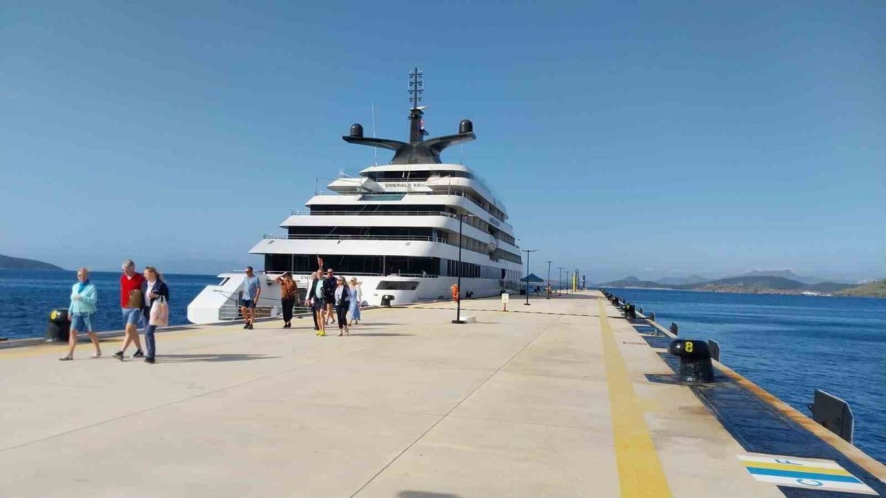Kruvaziyer Emerald Kaia, 87 yolcusuyla Bodrum'a geldi