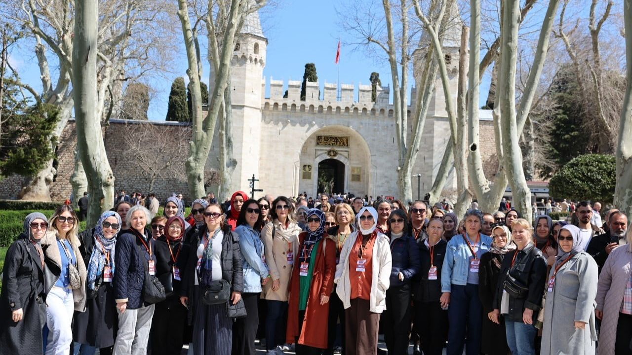 Küçükçekmece Belediyesi'nin Ücretsiz Topkapı Sarayı Rehberli Kültür Gezileri Sürüyor