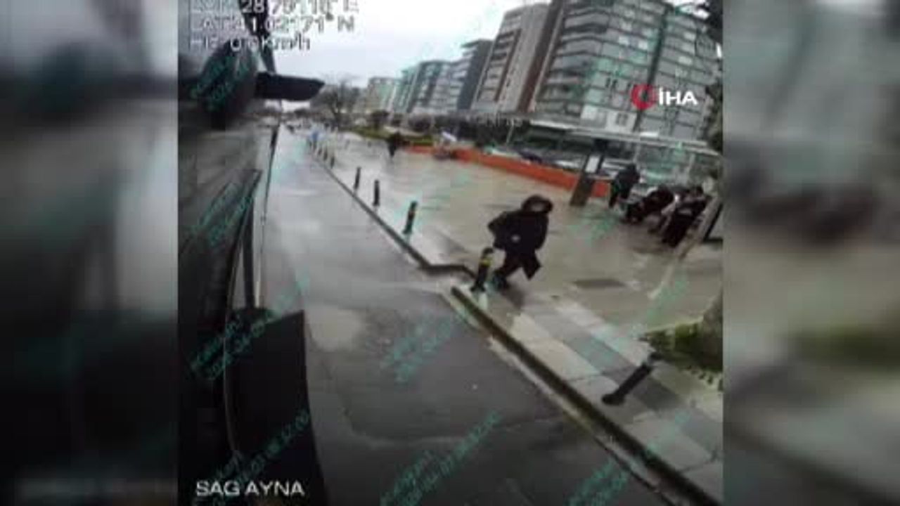 Küçükçekmece'de İETT otobüsünden inen kadına motosiklet çarptı — O anlar kamerada