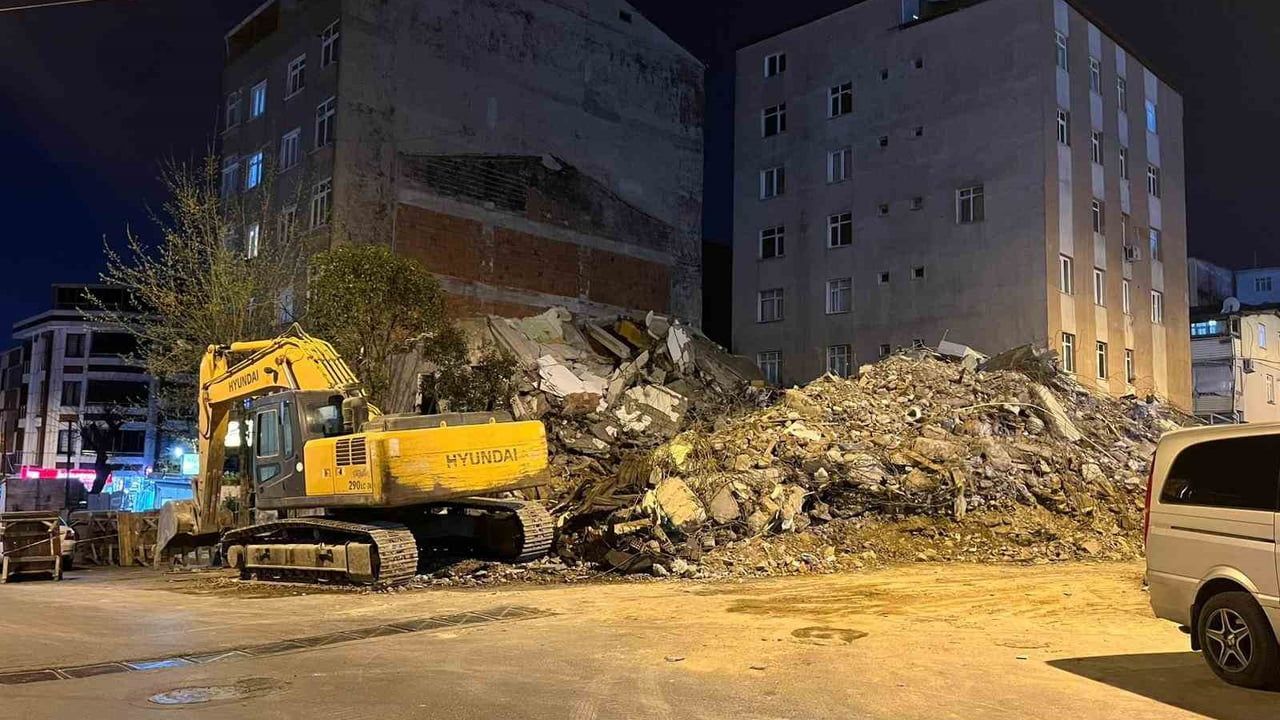 Küçükçekmece’de Kentsel Dönüşümdeki 6 Katlı Bina Tek Kepçe Darbesiyle Yıkıldı