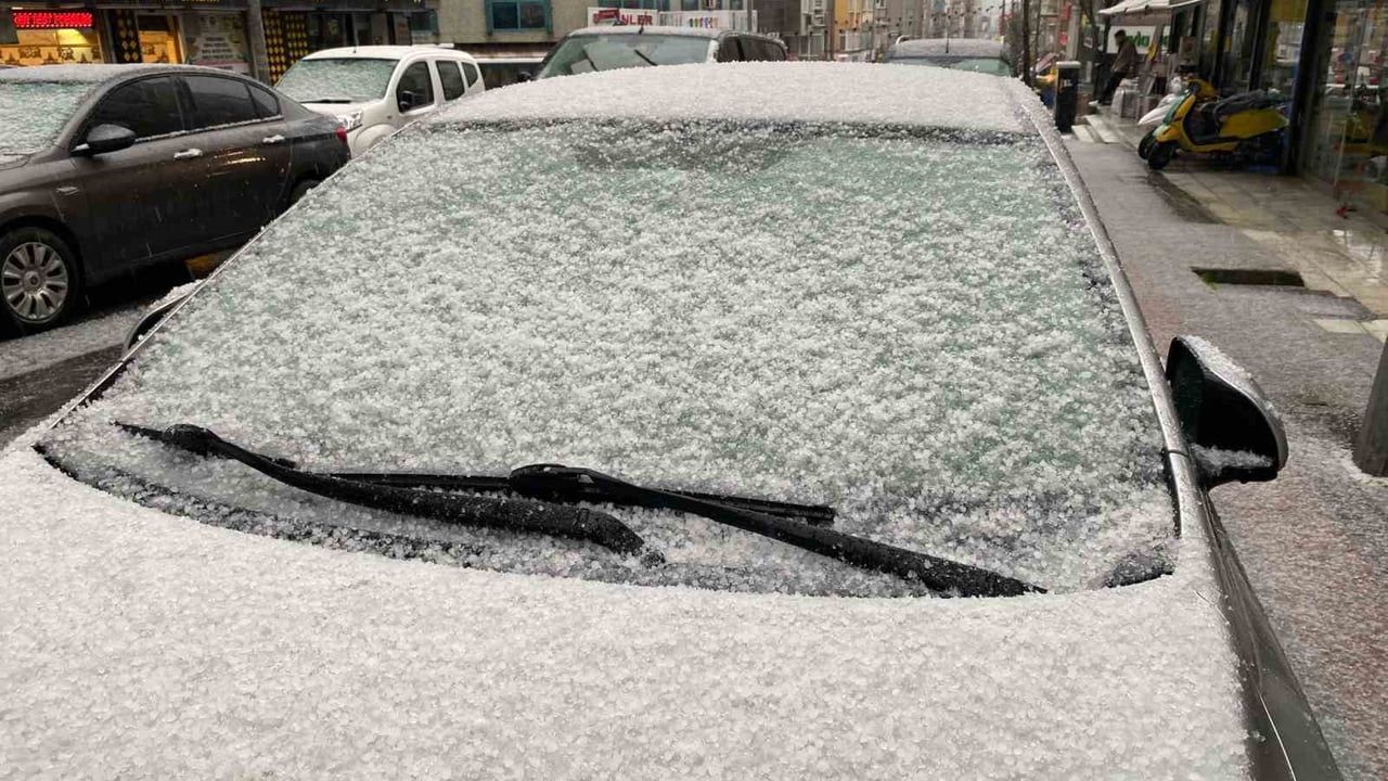 Küçükçekmece'de öğle saatlerinde dolu: sokaklar ve araçlar beyaza büründü