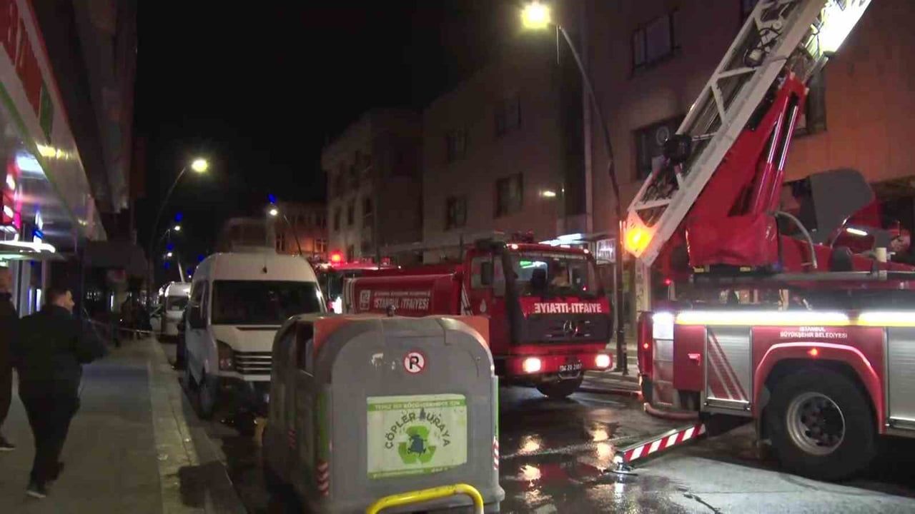 Küçükçekmece'de otel yangını: Çatı alev aldı, iki kişi itfaiye tarafından kurtarıldı