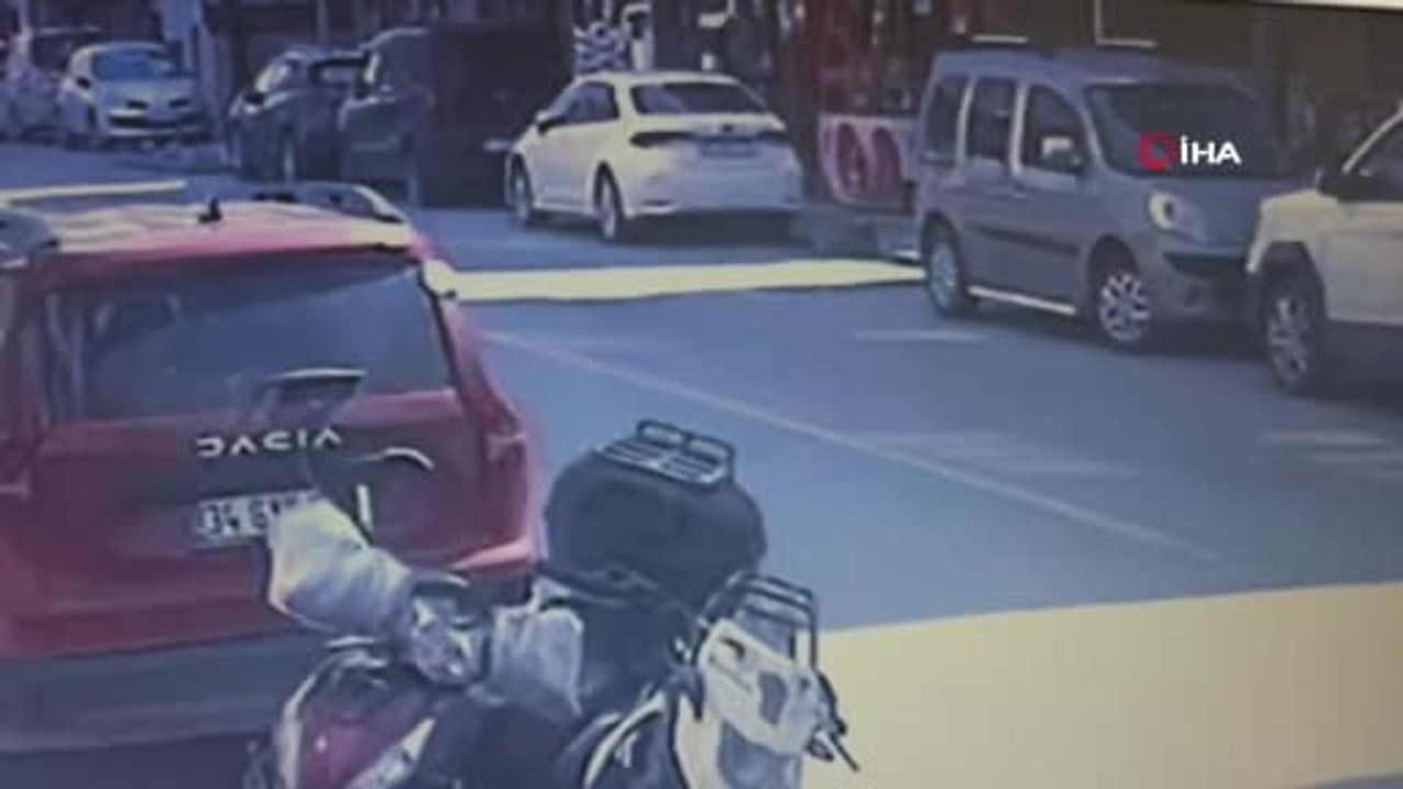 Küçükçekmece'de sürücü direksiyon hakimiyetini kaybedip park halindeki araca çarptı, araç takla attı